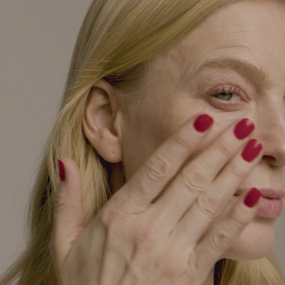 Load video: The Beautiful Hydration Serum / 30 ml